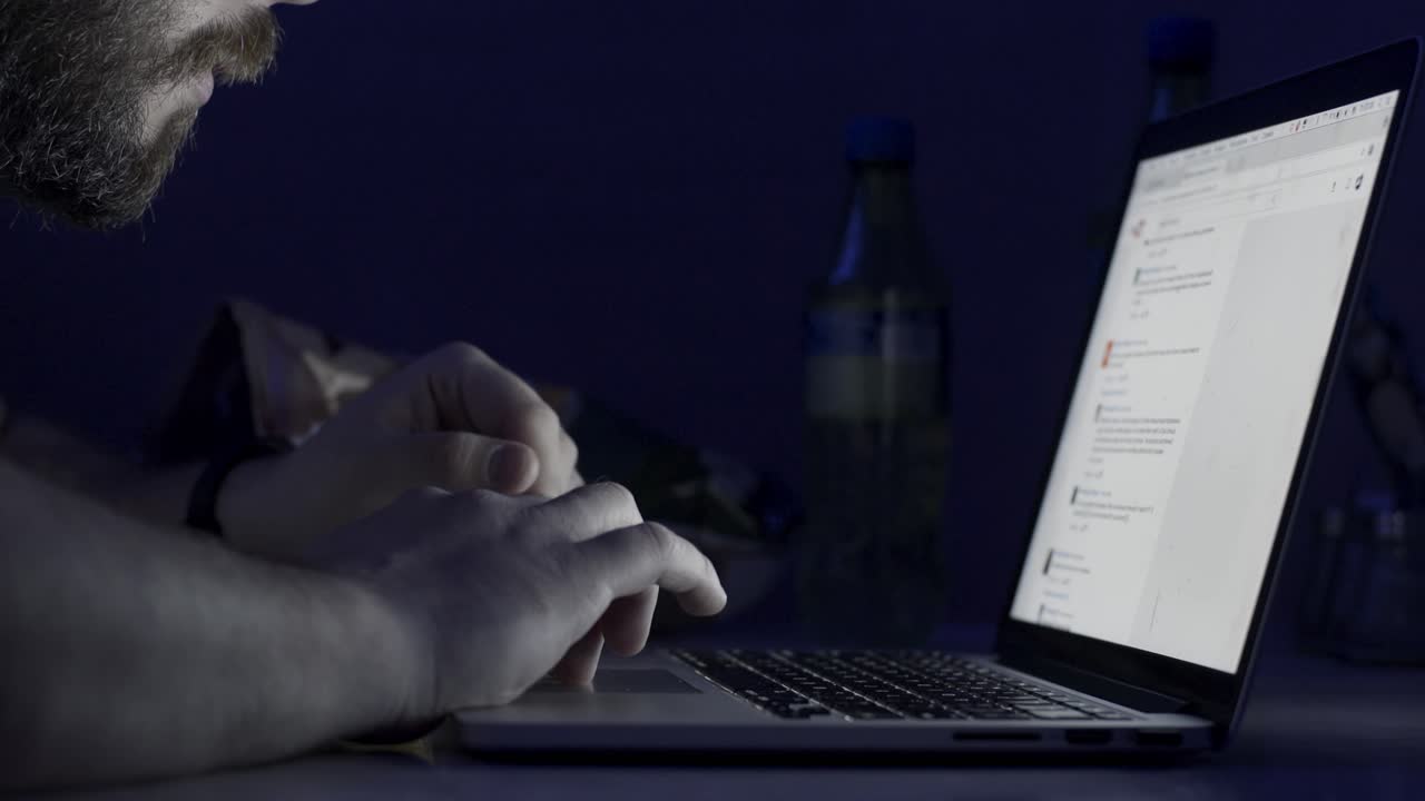 persona que trabaja hasta tarde en la computadora portátil