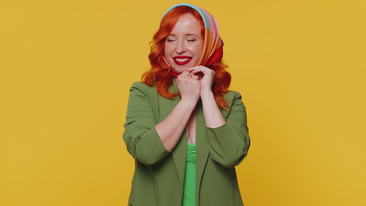 웃는 빨간 머리 소녀는 많은 공기 파리 키스를 보내고 카메라를 보고 미소 짓고 당신을 그리워합니다.