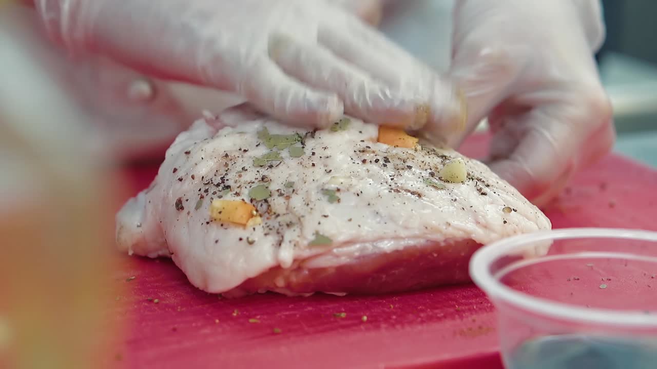 요리 하는 사람 은 고기 한 조각 에 향신료 를 뿌린다