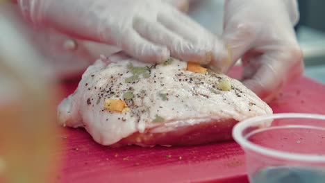 cocinar rocía un pedazo de carne con condimentos