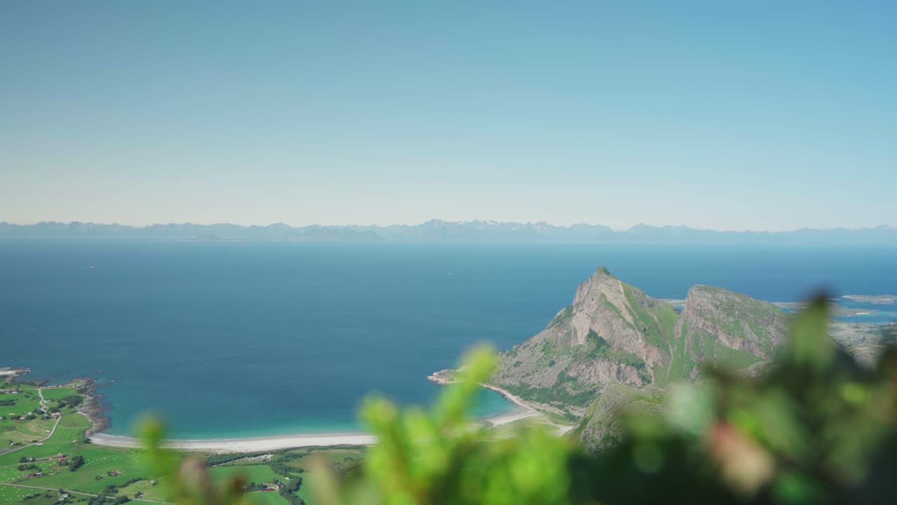 Smuk ø-natur med bjerg og blåt hav i Steigen, Nordland, Norge.