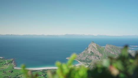 Hermoso-Paisaje-Isleño-Con-Montaña-Y-Océano-Azul-En-Steigen,-Nordland,-Noruega