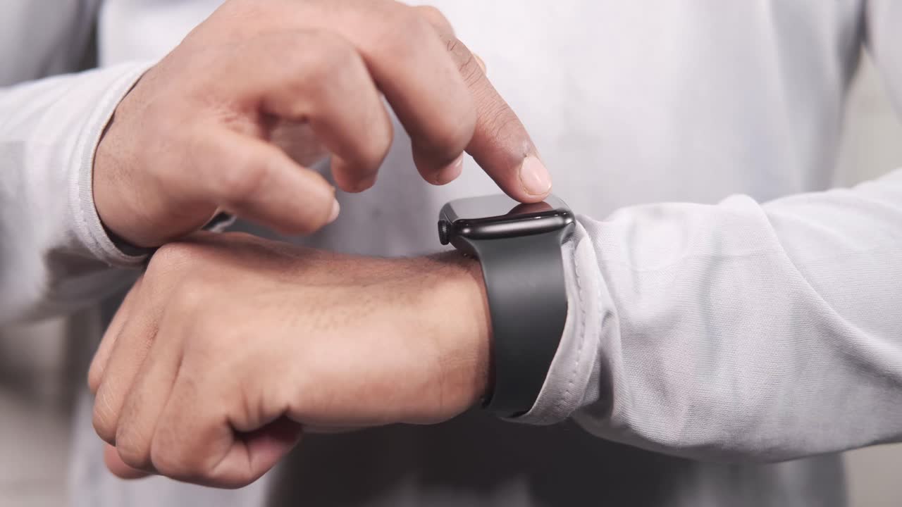 persona que interactúa con un reloj inteligente