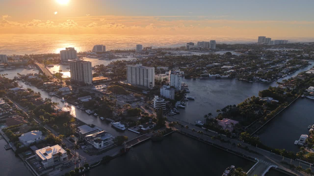 Vista aerea lungo la costa all'alba a Fort Lauderdale Beach, Florida