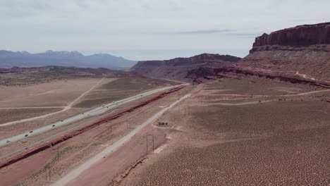 Desert-Highway-Interstate-Road-Im-Südwesten-Von-Utah-In-Der-Nähe-Von-Moab,-Antenne