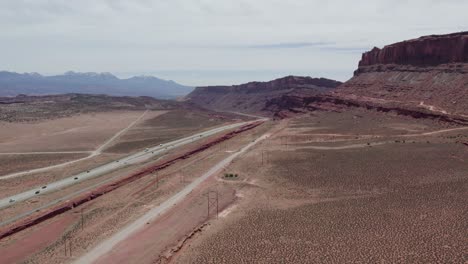 autopista del desierto carretera interestatal en el suroeste, utah, cerca de moab, antena
