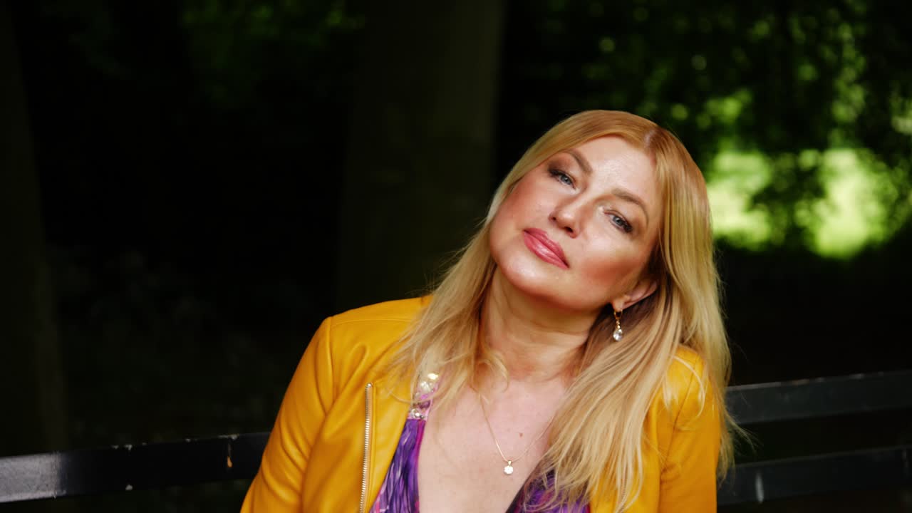 자연 배경으로 카메라를 바라보는 매력적인 여성 중간 초상화 4k 슬로우 모션