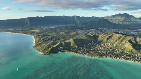 vista aérea de drones de la playa de lanikai desde waimanalo hasta kaneohe ver hermoso amanecer con altas montañas en el fondo y arrecifes claros y bienes raíces en el océano propiedad frente al mar