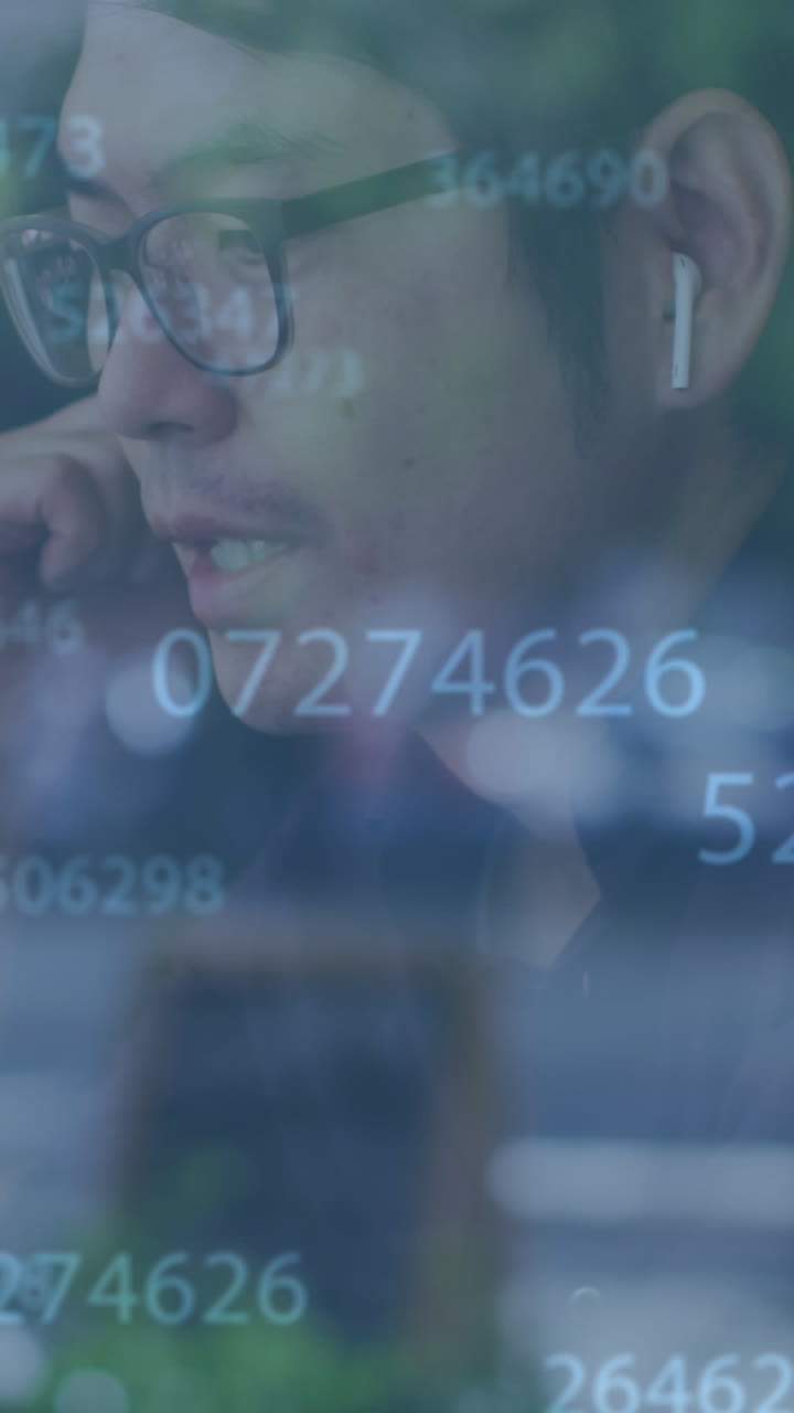 animación del procesamiento de datos sobre un hombre de negocios asiático usando auriculares