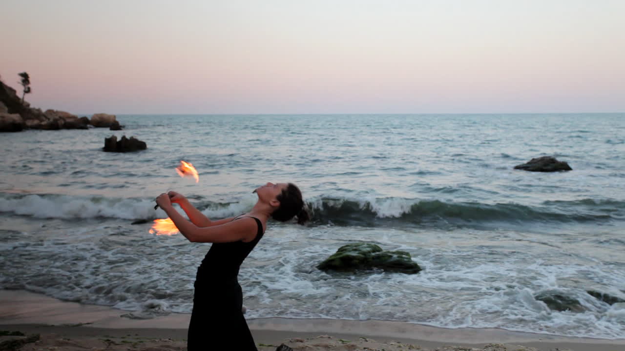 mujer bailando con fuego 06