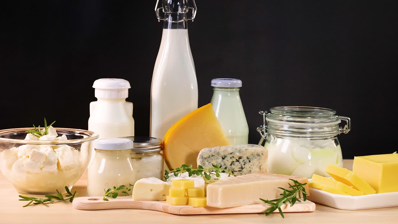 productos lácteos variados sobre un fondo de madera