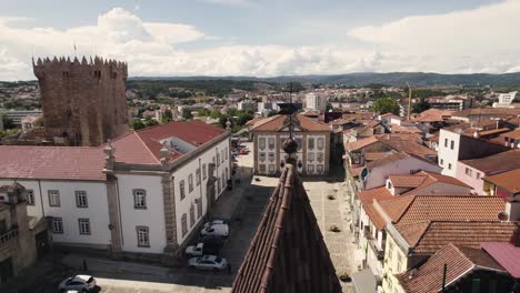 Toma-Panorámica-Aérea-Del-Casco-Antiguo-De-Chaves,-La-Plaza-Del-Ayuntamiento,-La-Iglesia-Y-La-Torre-Del-Castillo---Portugal