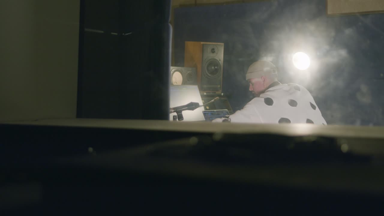 음악 녹음 스튜디오 에서 일 하는 젊은 백인 남자