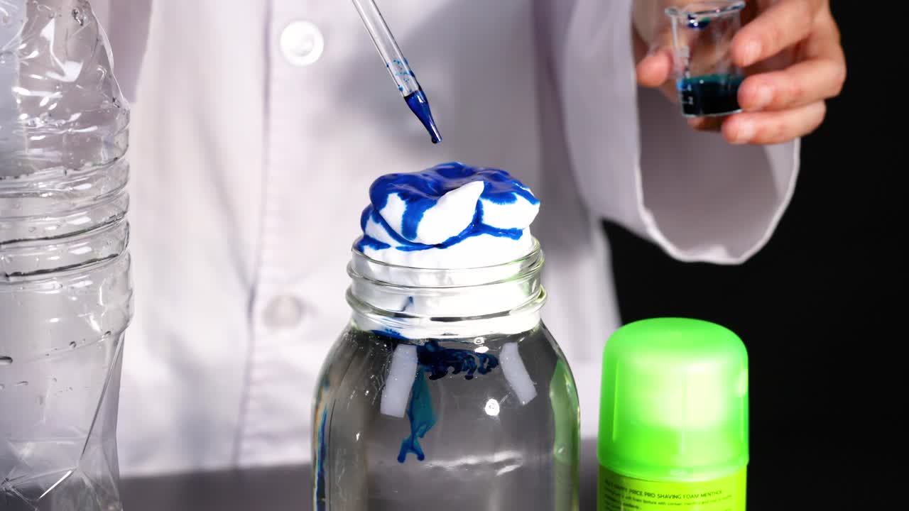 demostrando la formación de nubes con crema de afeitar