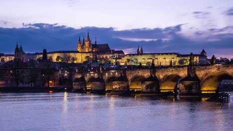 Timelapse-De-La-Puesta-Del-Sol-De-Día-A-Noche-Desde-Praga,-República-Checa-Con-Vistas-Al-Castillo-De-Praga,-El-Puente-De-Charles-Junto-Con-Mala-Strana-Y-Hradcany-A-Través-Del-Río-Vltava