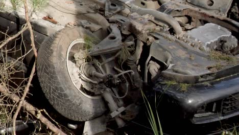 accidente automovilístico en la calle, automóvil dañado después de la colisión