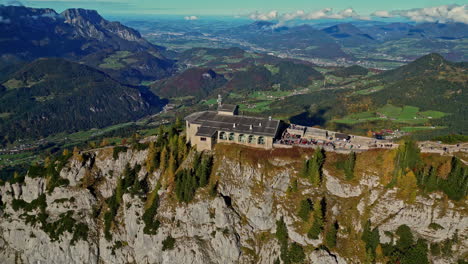 vista aérea del nido de las águilas en los alpes bávaros contra un impresionante telón de fondo montañoso