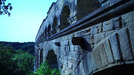 Pont-Du-Gard-Entre-La-Naturaleza-Bajo-El-Sol