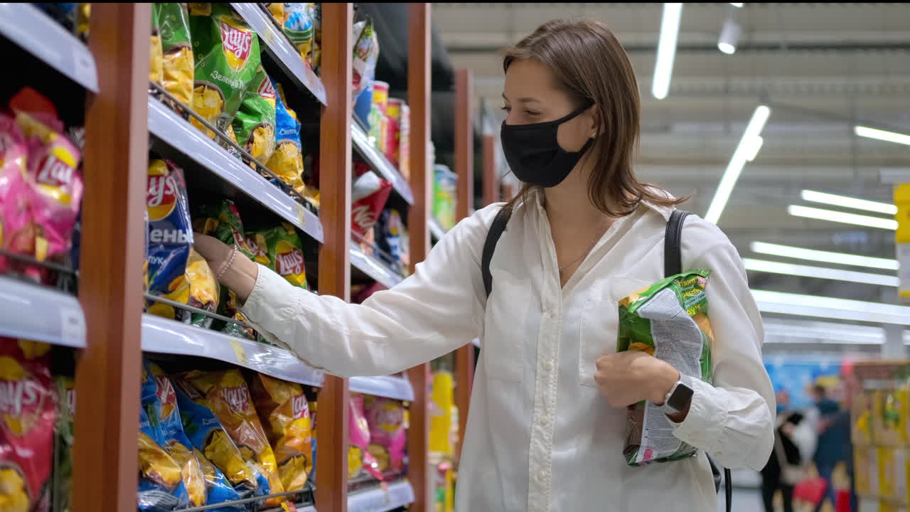 식료품 가게 에서  을 구입 하는 여자