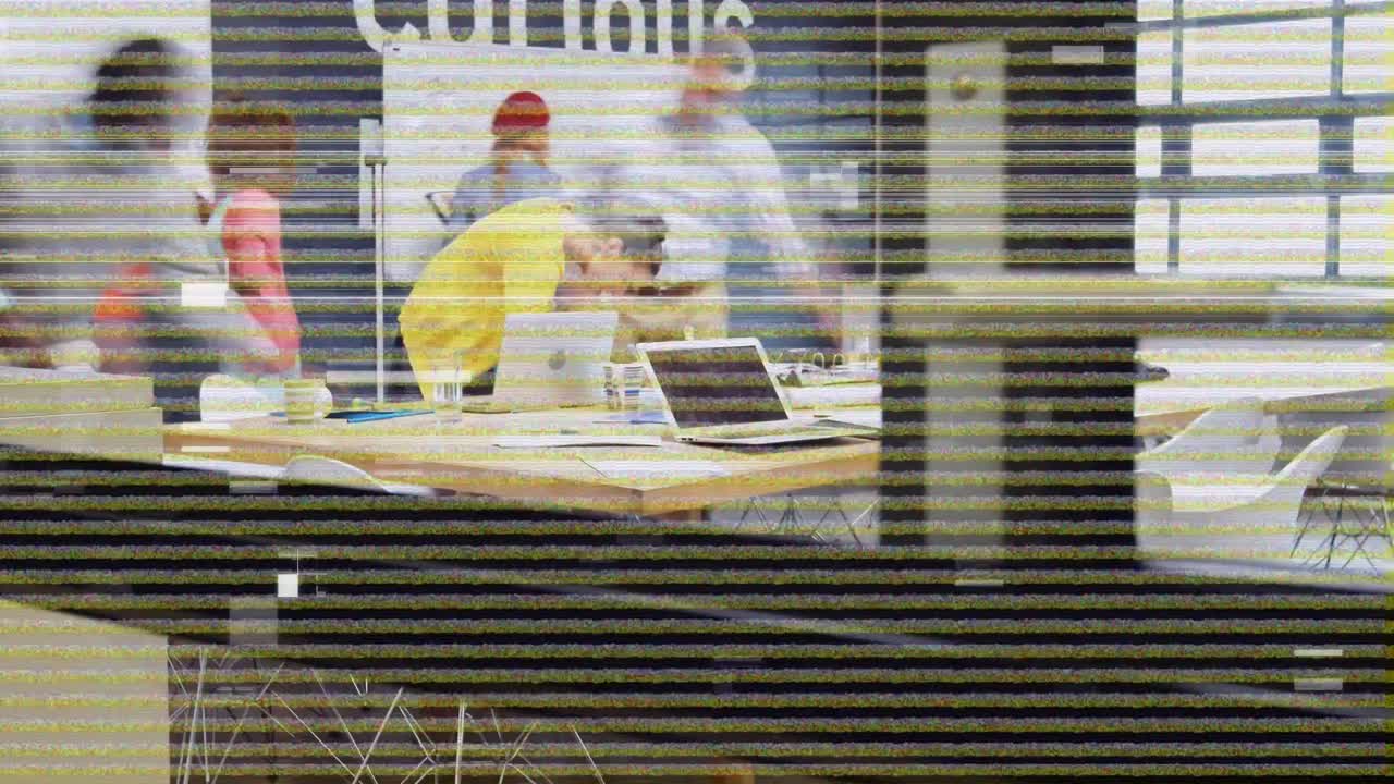 коллеги, работающие в загруженном офисе