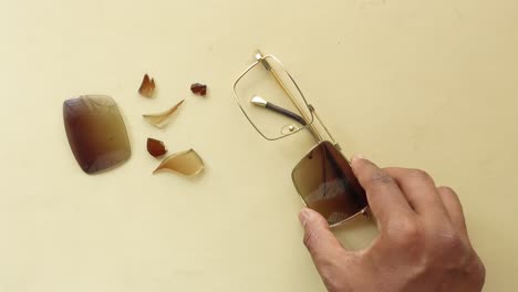 una persona reparando gafas de sol rotas