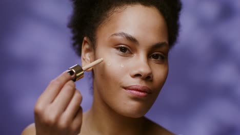 woman applying foundation