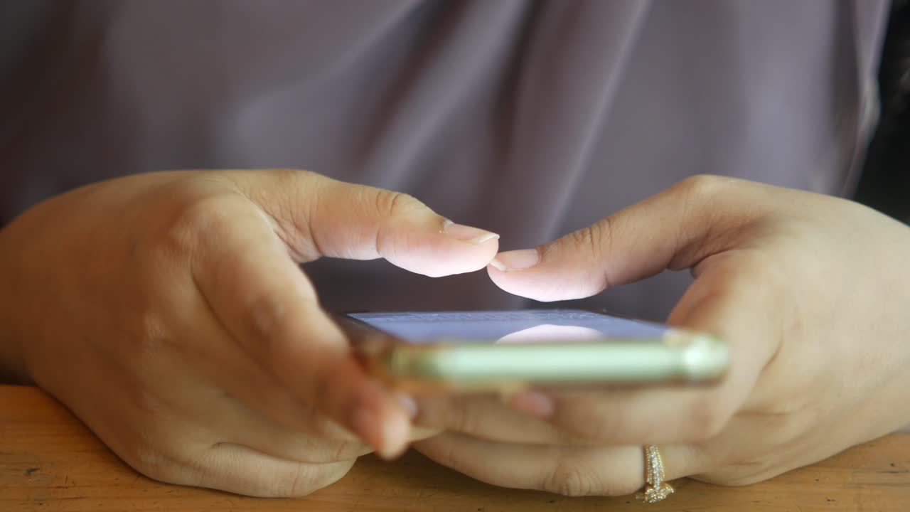mujer usando teléfono móvil