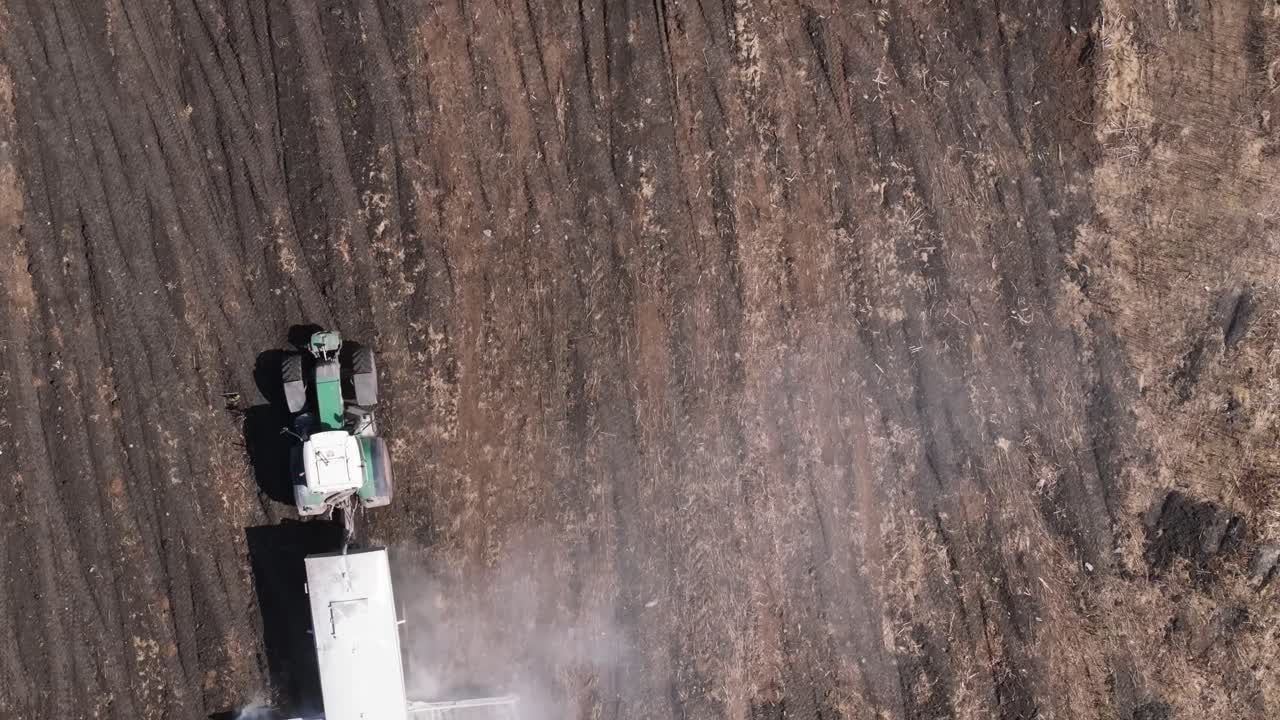 농경지 의 자연 토양 에 석회 를 첨가 하는 농장 트랙터 의 면