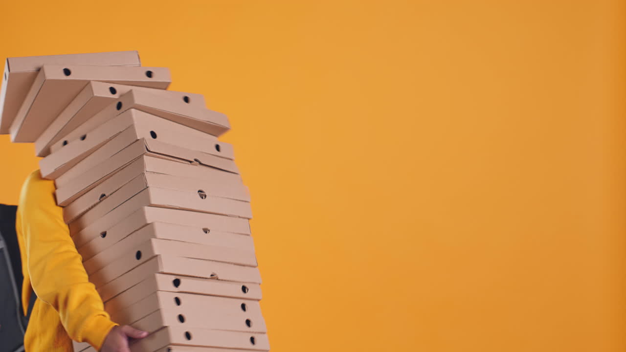 trabajador agobiado por demasiados pedidos de comida, dejándolos caer, fondo de estudio