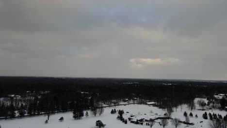 Schwere-Dicke-Gewitterwolken-über-Dem-Michigansee-Im-Winter