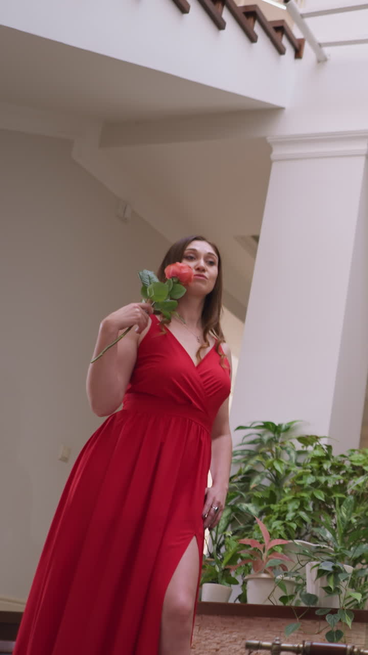 예술가는 모델 포즈를 통해 숙달을 보여줍니다. 화가의 작업은 장미와 열정과 예술적 비전을 가진 젊은 여성의 시각적으로 설득력있는 묘사를 가져옵니다.