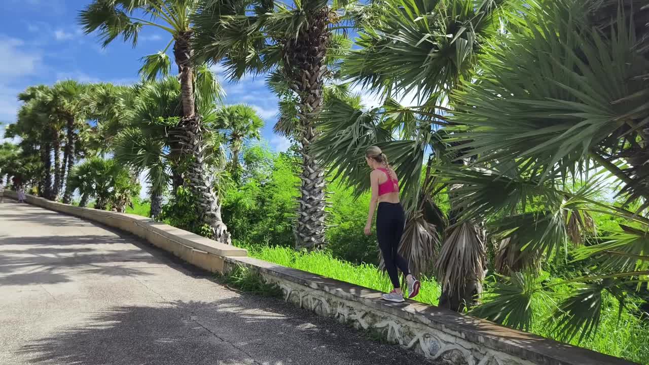 mujer haciendo ejercicio en un parque tropical