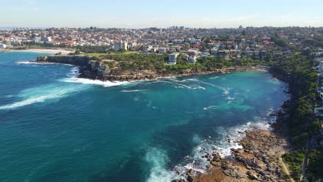 Olas-Azules-Del-Océano-Rompiendo-En-El-Acantilado---Bahía-De-Gordon-En-Coogee,-Sydney,-Australia