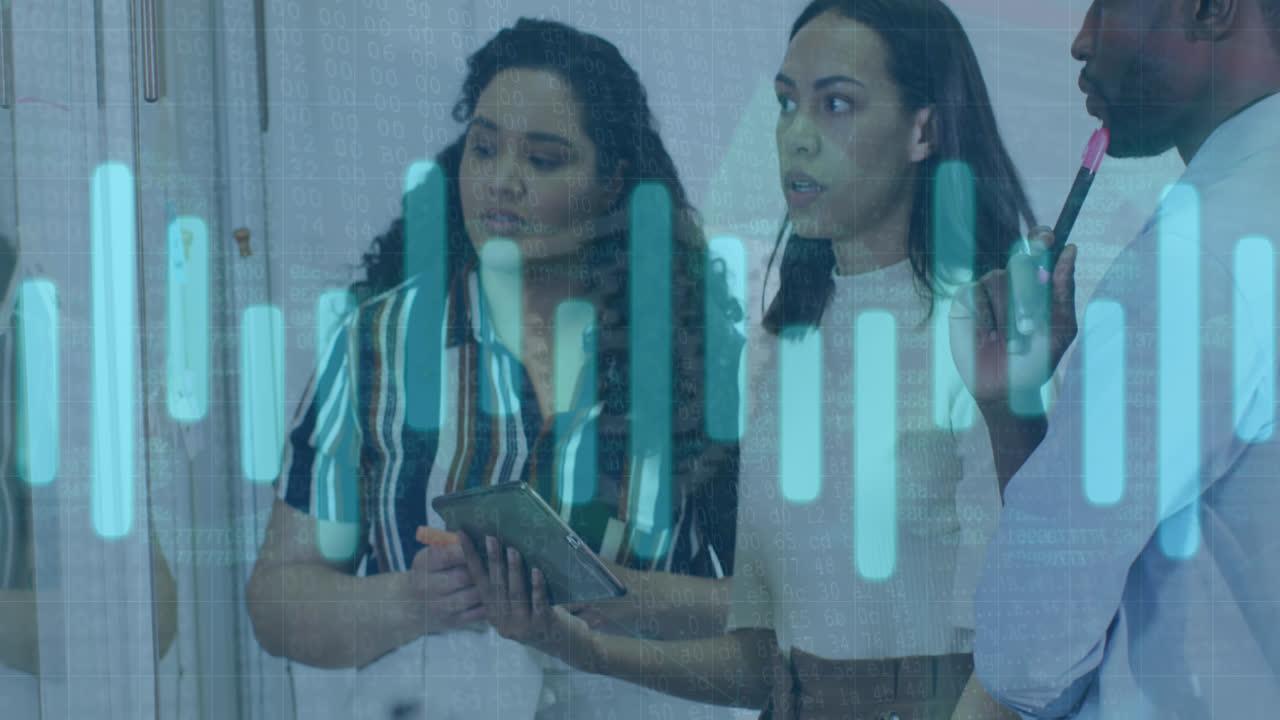 animación de gráfico sobre diversos compañeros de trabajo discutiendo la estrategia en la pizarra en la oficina