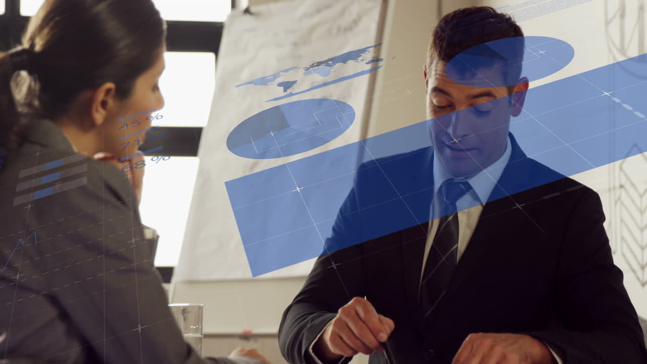 사무실에서 토론하는 다양한 사업가와 사업가에 대한 데이터 처리의 애니메이션