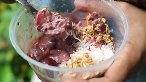 cuenco de acai con granola, coco y cerezas
