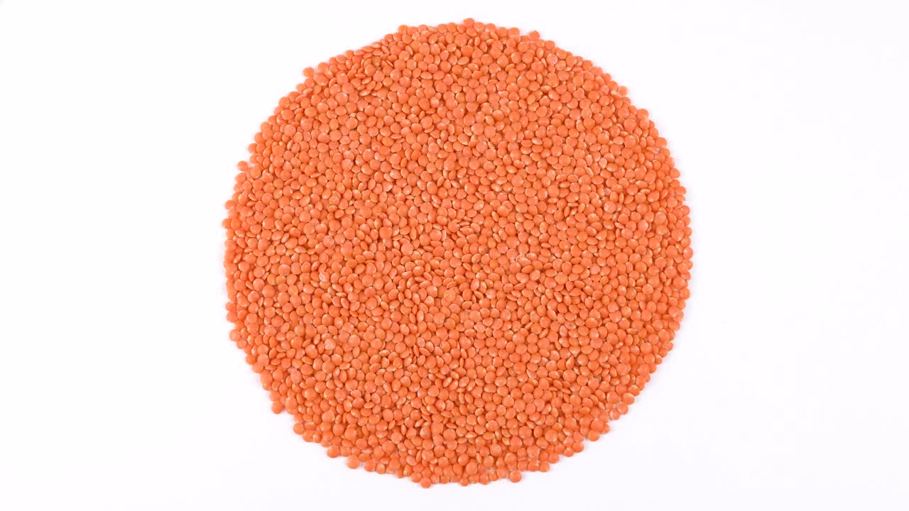 건강한 원시 유기농 은 렌즈 클로즈업 채식 음식은 색 배경에 고립되어 회전합니다.