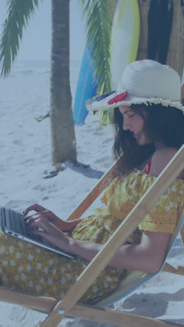 múltiplas estrelas em listras azuis contra mulher usando laptop sentada na cadeira de convés na praia
