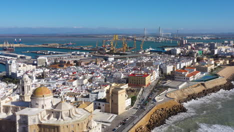 Cadiz,-Moderner-Und-Alter-Kontrast,-Verfassung-Von-1812,-Brücke-Und-Sonnige-Kathedrale