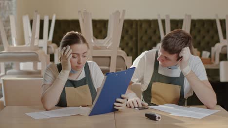 trabajadores de cafés estresados haciendo cálculos financieros