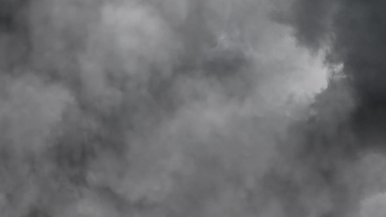 어두운 하늘에서 멀어지는 폭풍의 배경