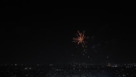 Explosión-De-Petardos-En-El-Cielo-Durante-La-Noche-En-Chennai,-India