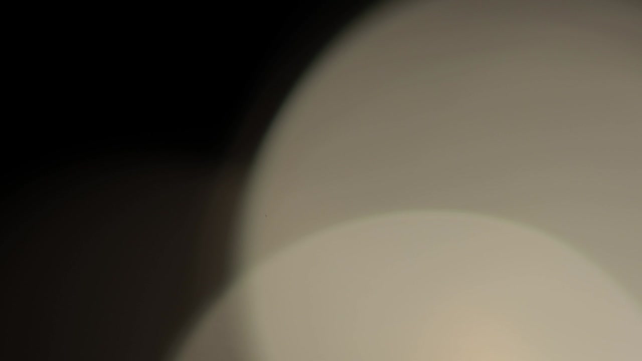 렌즈 빛의 누출 4k 영상. 렌즈 반이는 플레어 보케 오버레이, 불타는 불꽃 배경. 플래시 광선 효과