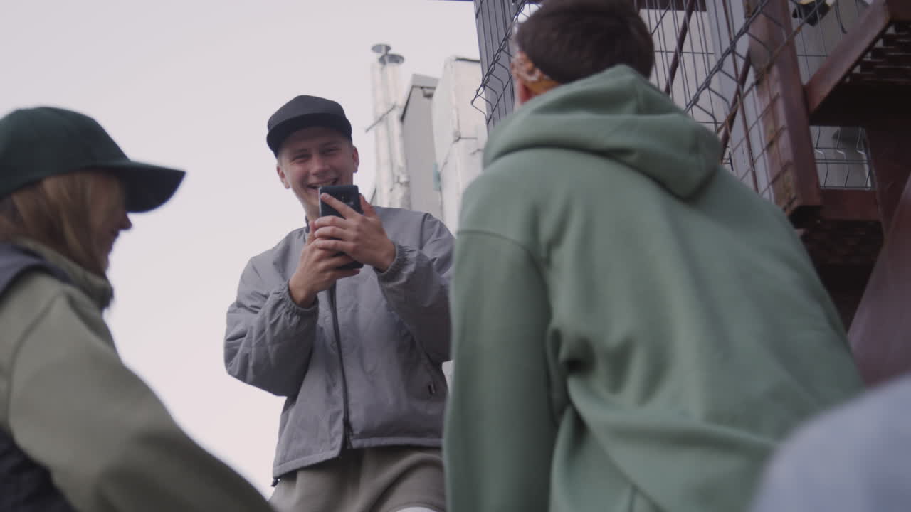 階段にいる若者たち