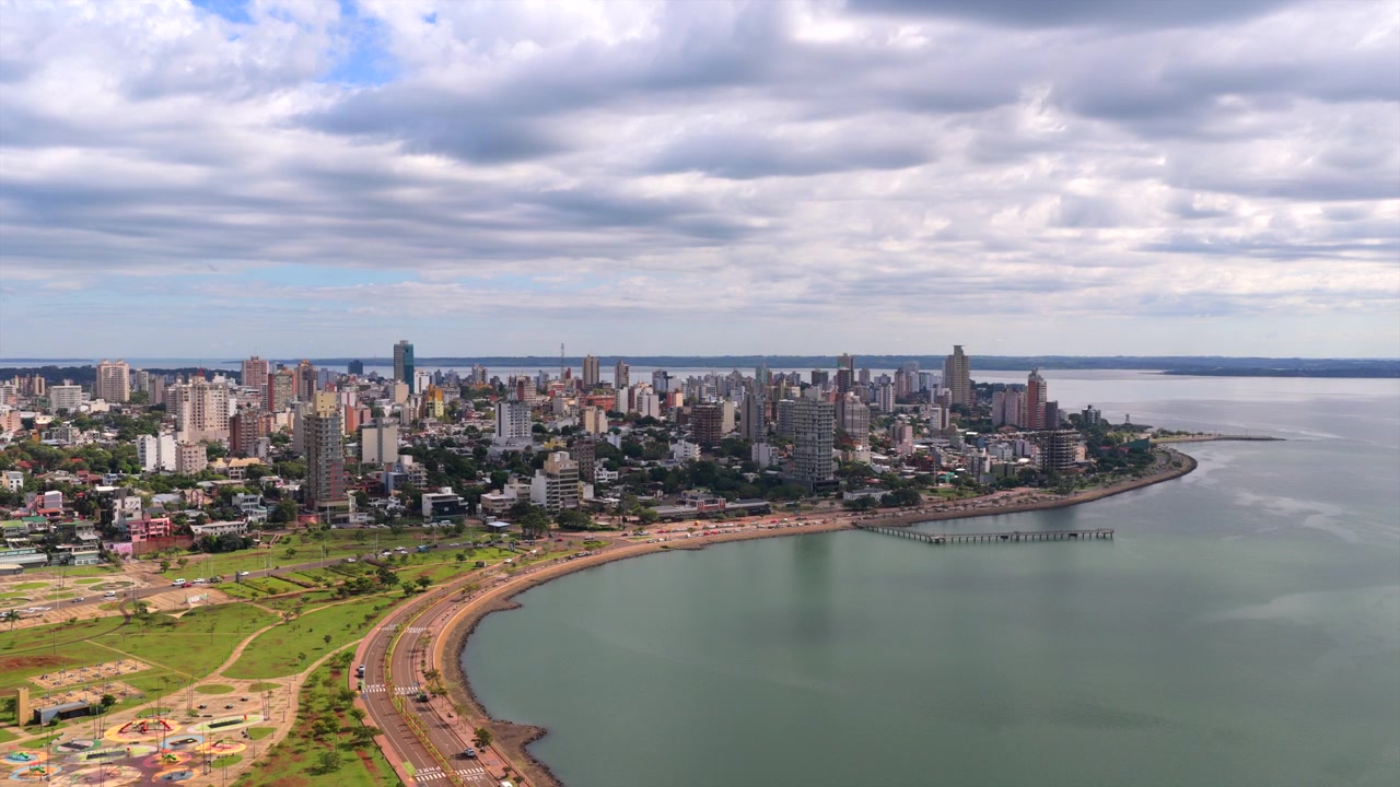 La città di Posadas con il suo skyline che si estende lungo il fiume Paraná sotto cieli nuvolosi. Ideale per lo sviluppo urbano o contenuti legati ai viaggi.