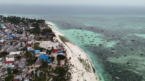 vista aérea de una playa tropical con barcos