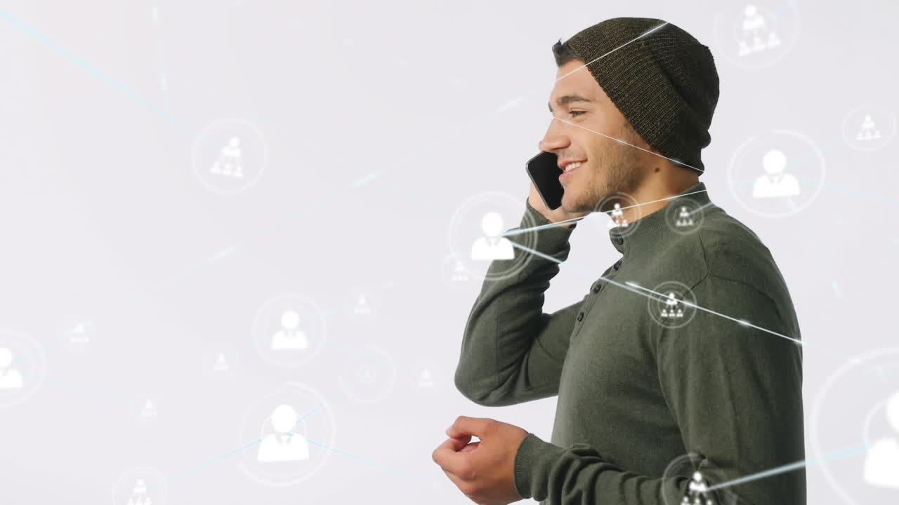 animación de iconos conectados sobre hombre caucásico con gorra hablando por teléfono celular.