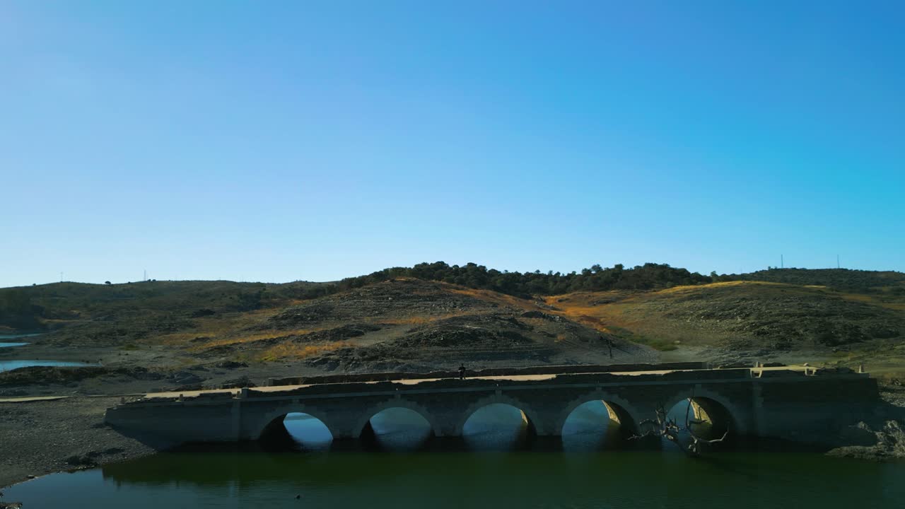 impresionante vista de un puente en ruinas