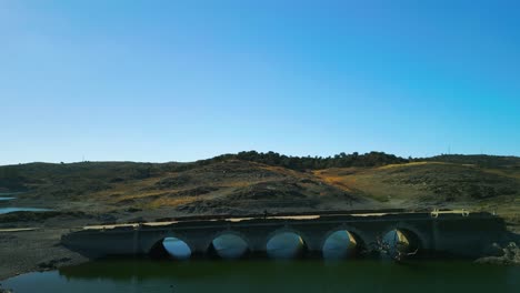 Atemberaubender-Blick-Auf-Eine-Ruinenbrücke