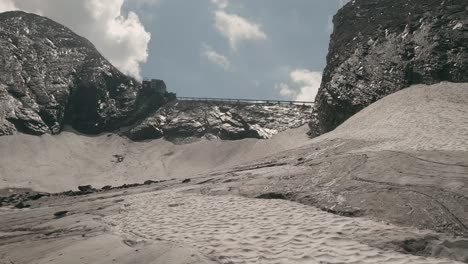 El-Dron-FPV-Se-Eleva-Muy-Cerca-Del-Glaciar-Kitschteinhorn-De-Kaprun,-Revelando-Los-Severos-Efectos-Del-Cambio-Climático-En-El-Derretimiento-De-La-Nieve-Y-El-Hielo.